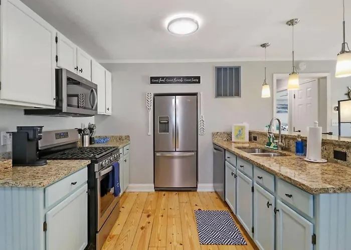 Hébergement de vacances Cute & Cozy Lakeview House On Chain O Lakes With Hot Tub Option