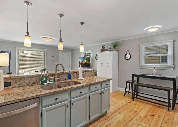 Hébergement de vacances Cute & Cozy Lakeview House On Chain O Lakes With Hot Tub Option *